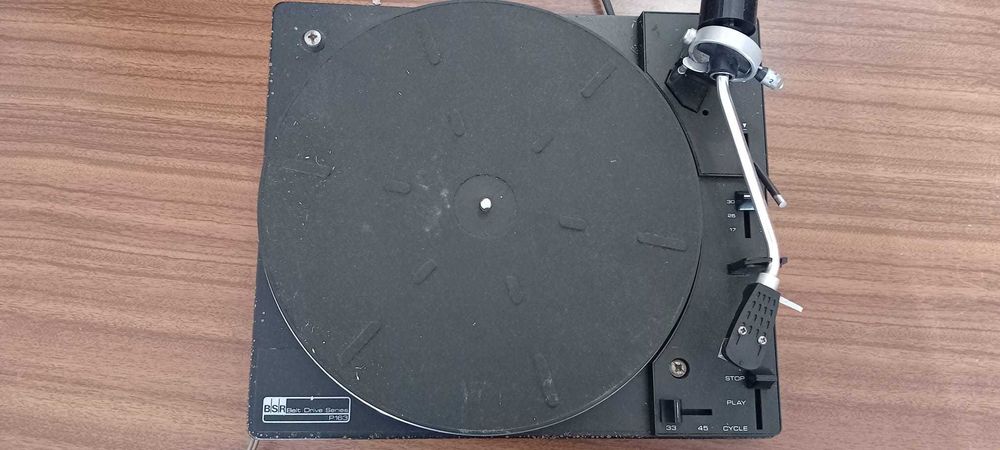 Bateria Roland Elétrica com vários pads e mesa de mistura