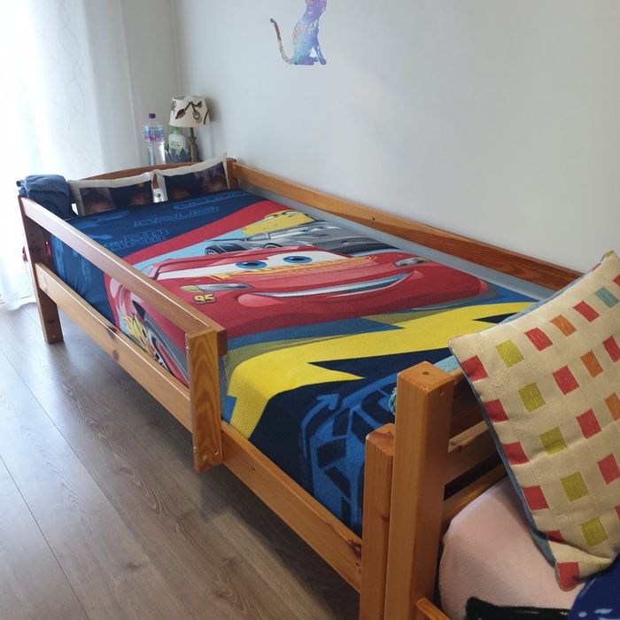 Camas com medida 200m por 90cm. Com bom estado.