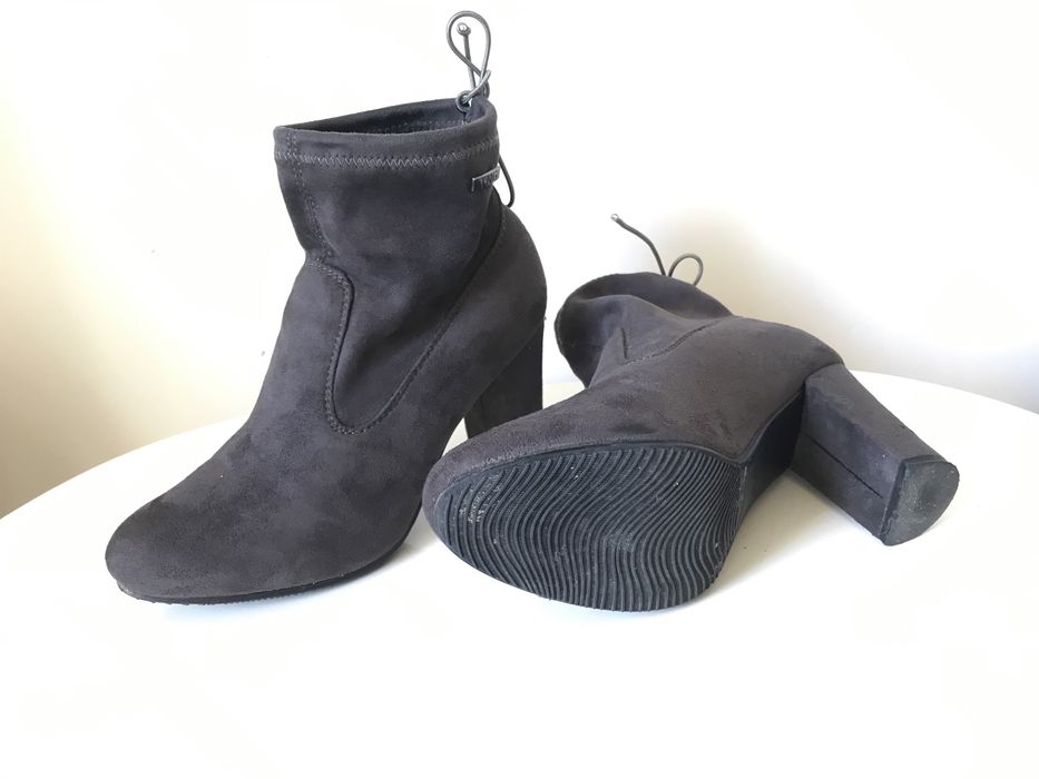 2 Pares de Botins. Cinzentos em Pele 38 e Pretos 39