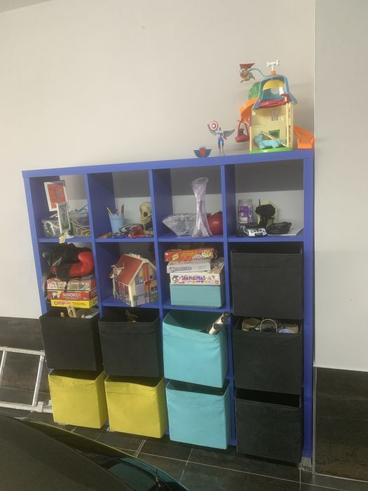 Estante azul para quarto de rapaz