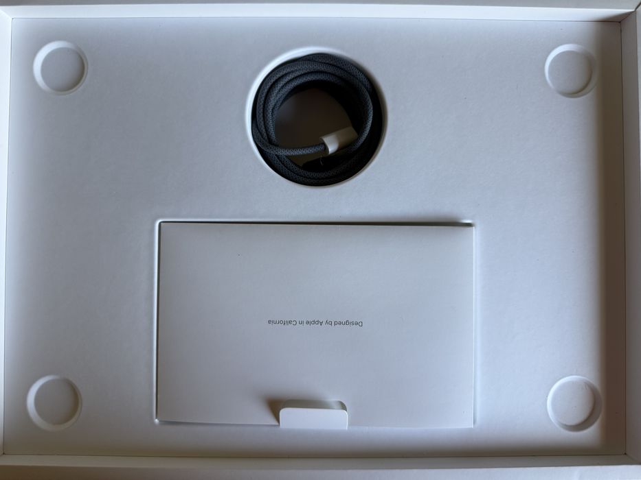 MacBook Air M3 13” 2025 Midnight 16GB/256GB | Como Novo | Caixa + Fatura