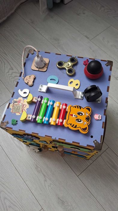 Бізікуб, бізіборд