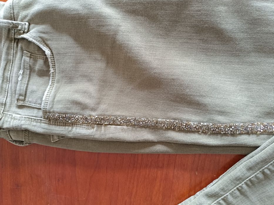 Jeans com tiras laterais com brilho
