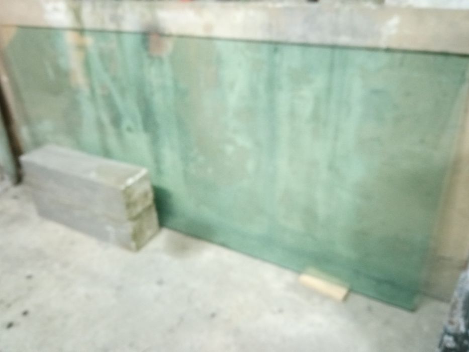 Mesa exterior vidro com três pés em betão medidas nas imagens.