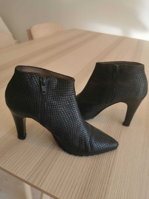 Botins pretas pele de cobra