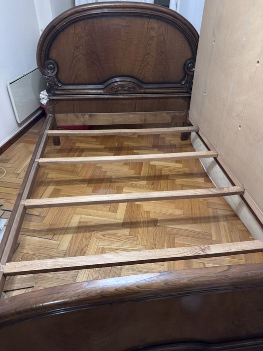 Cama de casal em mogno