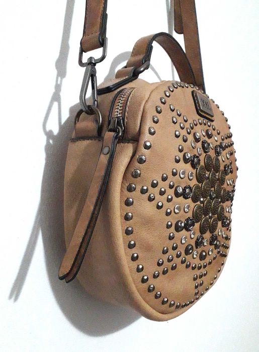 Mala de ombro/tiracolo em camel com tachas da XTI