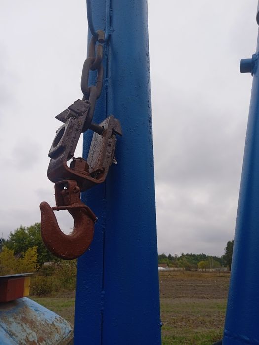 Навантажувач на задню навіску.