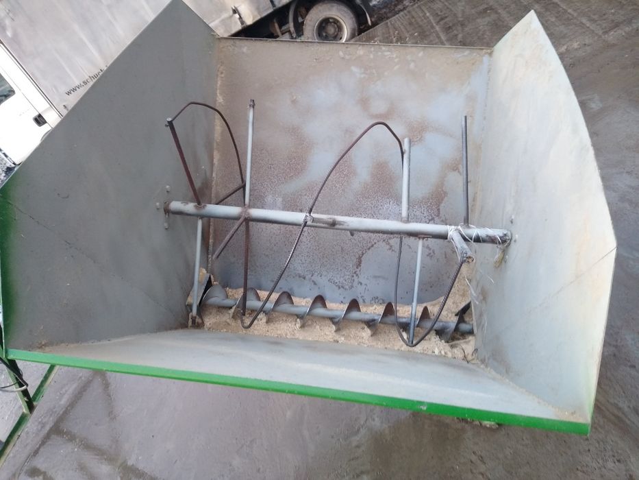 Podajnik do trocin ,pellet,