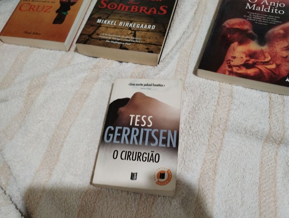 Vários livros de romance, suspense,terror, condução, roteiros