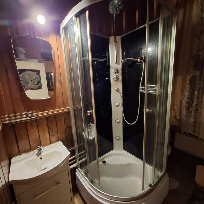 Kabina prysznicowa z brodzikiem I hydromasażem