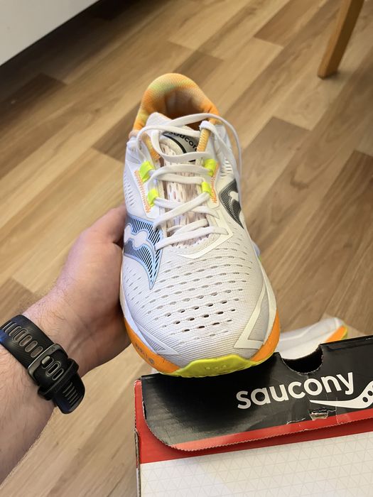 Продам бігові кросівки Saucony Endorphin speed 4