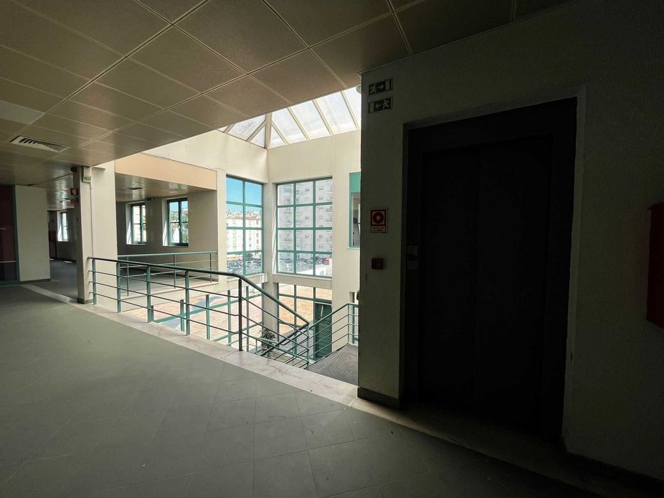 Arrendamento loja Carregado