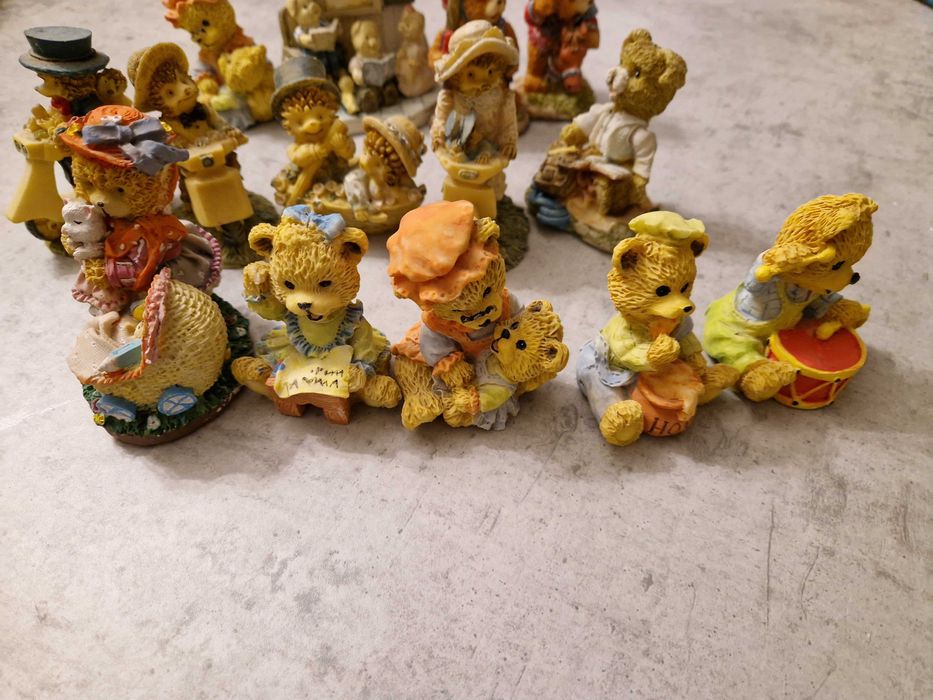 Vários bonecos de ursinhos em marfinite