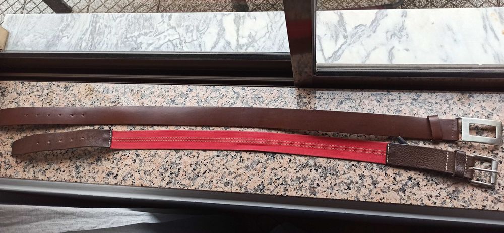 Cintos castanhos e pretos usados