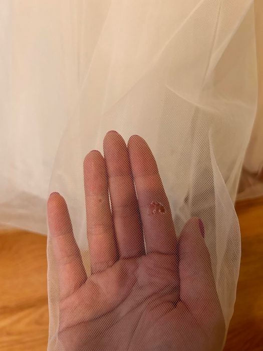 Suknia ślubna z gorsetową górą oraz kwiatowymi dekoracjami.