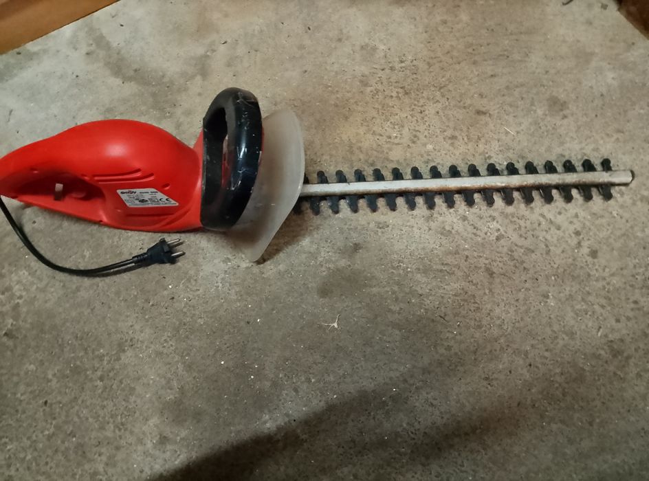 Aparador elétrico de arbustos