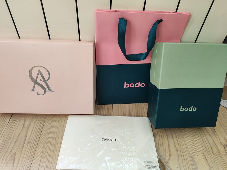 Упаковочні брендові коробки для парфуми та інше.