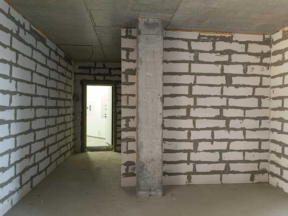 Новобудова 93кв.м центр міста 3-й поверх можливо під державну програму