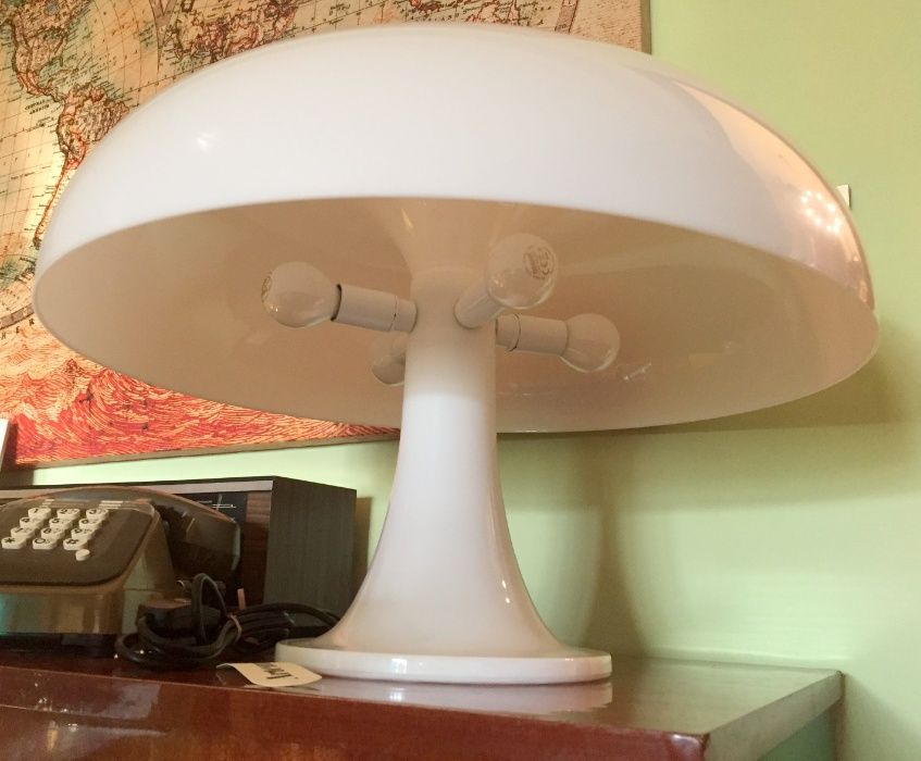Candeeiro Artemide Nesso Branco de Giancarlo Mattioli e Città Nuova.