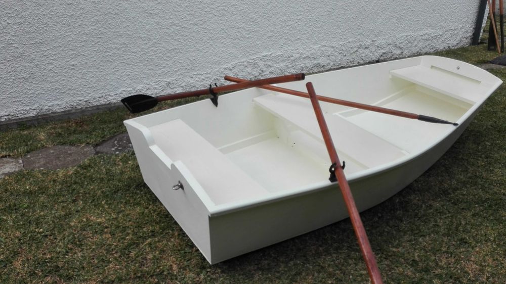 optimist a remos, barco de apoio.