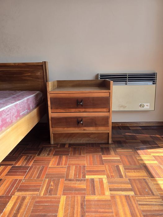 Cama de casal, mesas de cabeceira e cómoda
