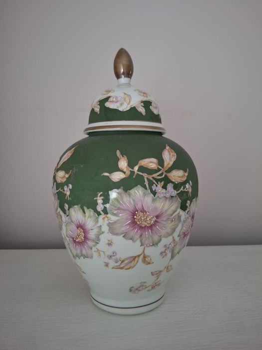 Pote vintage em loiça e pintado à mão dando um toque romântico