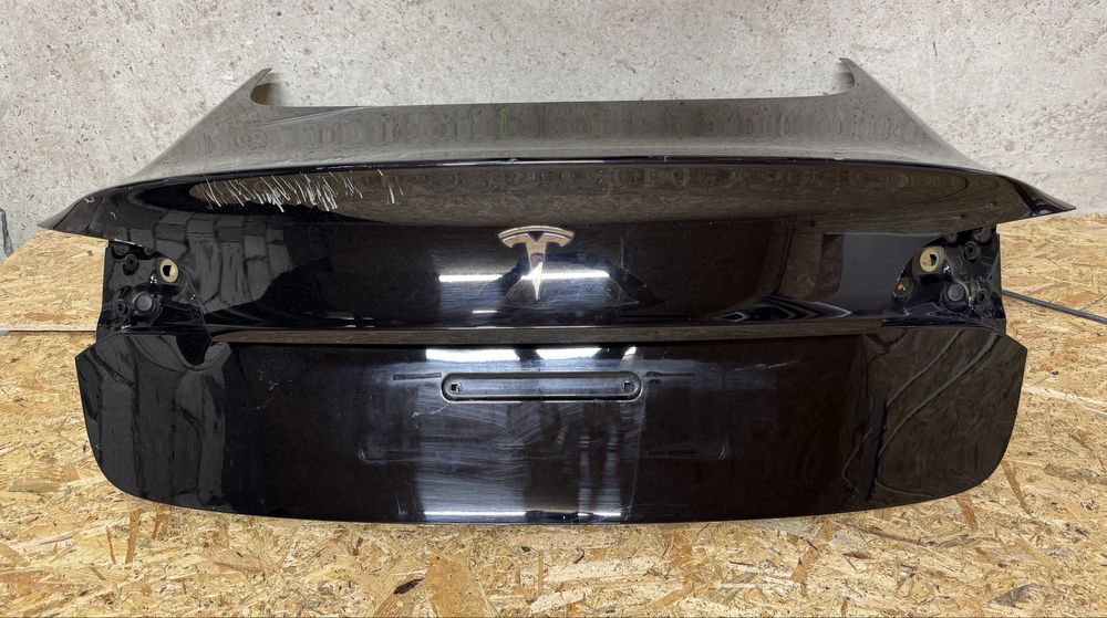 Tesla Model 3 кришка багажника