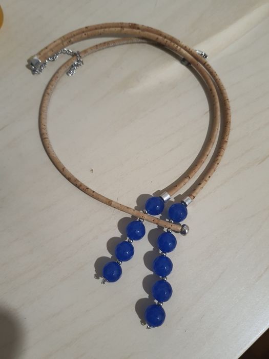 Colar de fio e pedras azuis