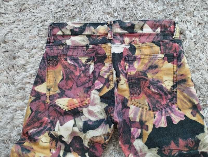 Spodnie w kwiaty kolorowe wzorzyste rozmiar S bershka