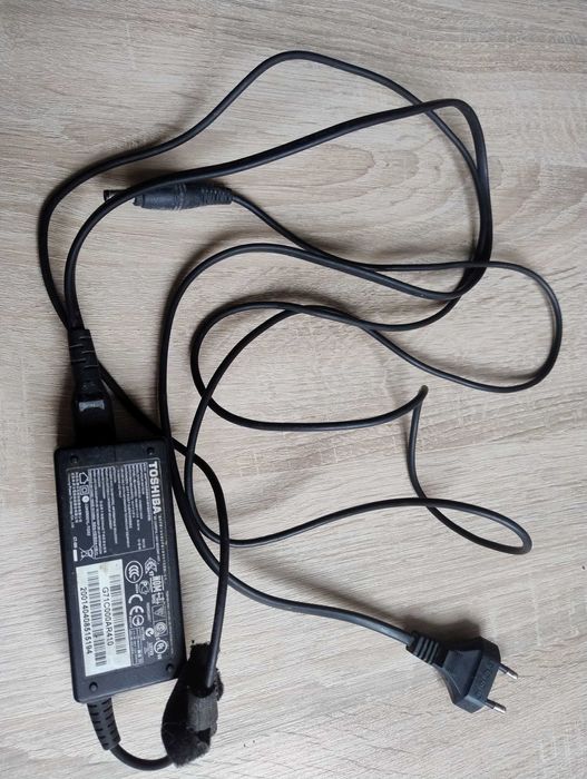 Zasilacz do laptopa