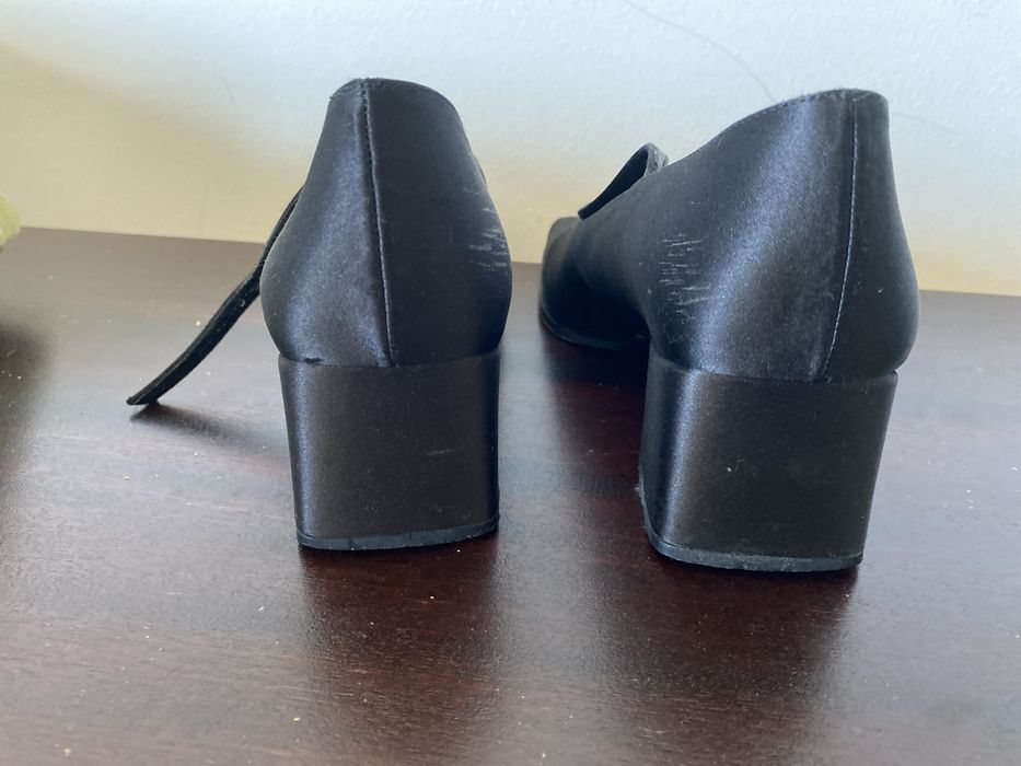 Sapatos pretos acetinados