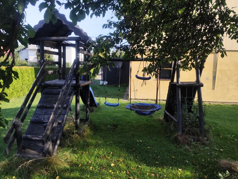 Plac zabaw/Drewniana huśtawka ogrodowa z grubych bali