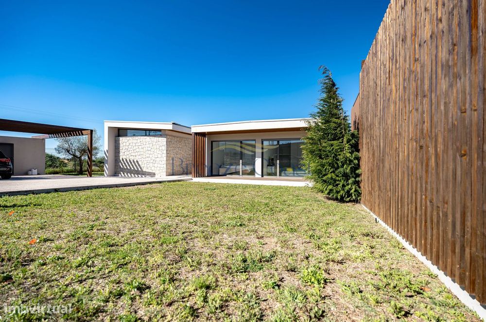 Moradia T4 Contemporânea com Piscina e Vista Desafogada