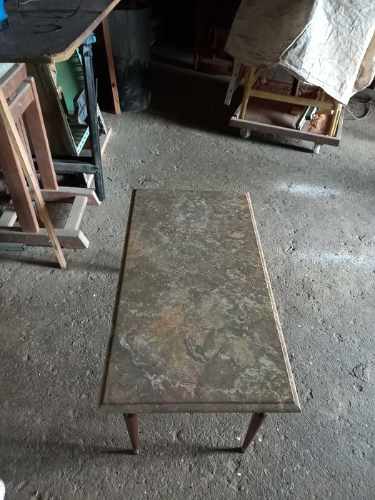 Vendo mesa pequena com pedra mármore