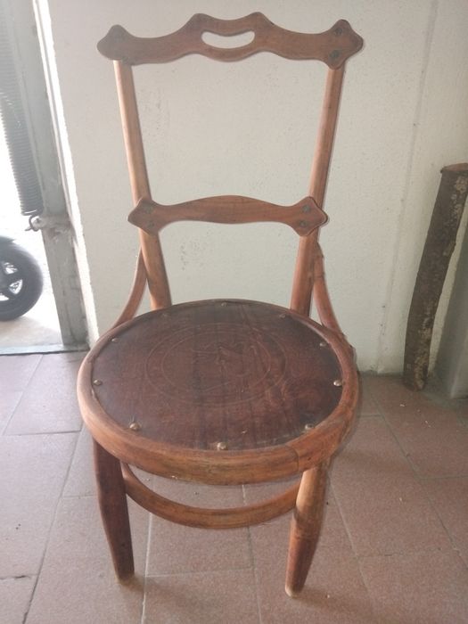 Cadeira pequena em madeira