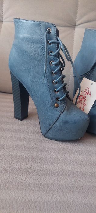 Botki na słupku szpilce