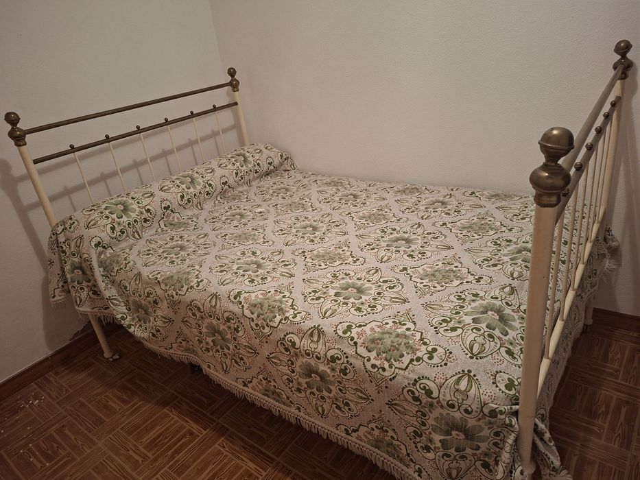 Cama de ferro (antiga)