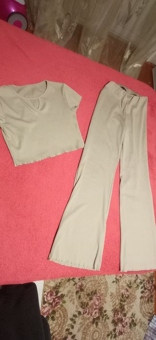 Гарний костюмчик в рубчик на дівчинку