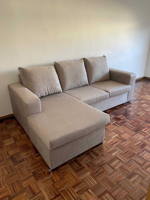 NOVO !!! Sofá com chaise longue reversível em material microfibra.