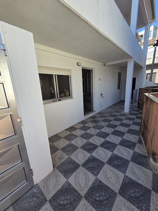 Alugo  T2+1 com 300m2 de jardim