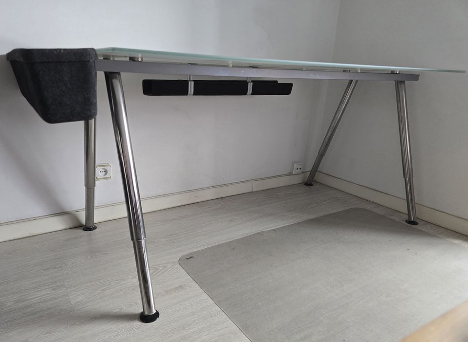 Mesa Galant com vidro temperado da marca IKEA