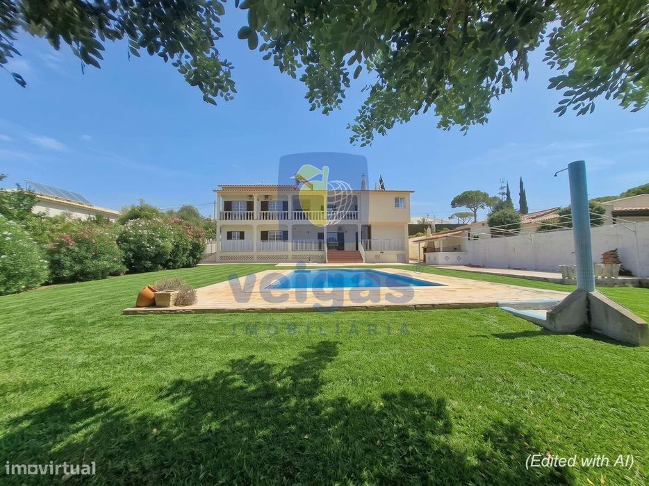 Moradia isolada T6 na Fonte Santa, Quarteira, com piscina e lote de 12