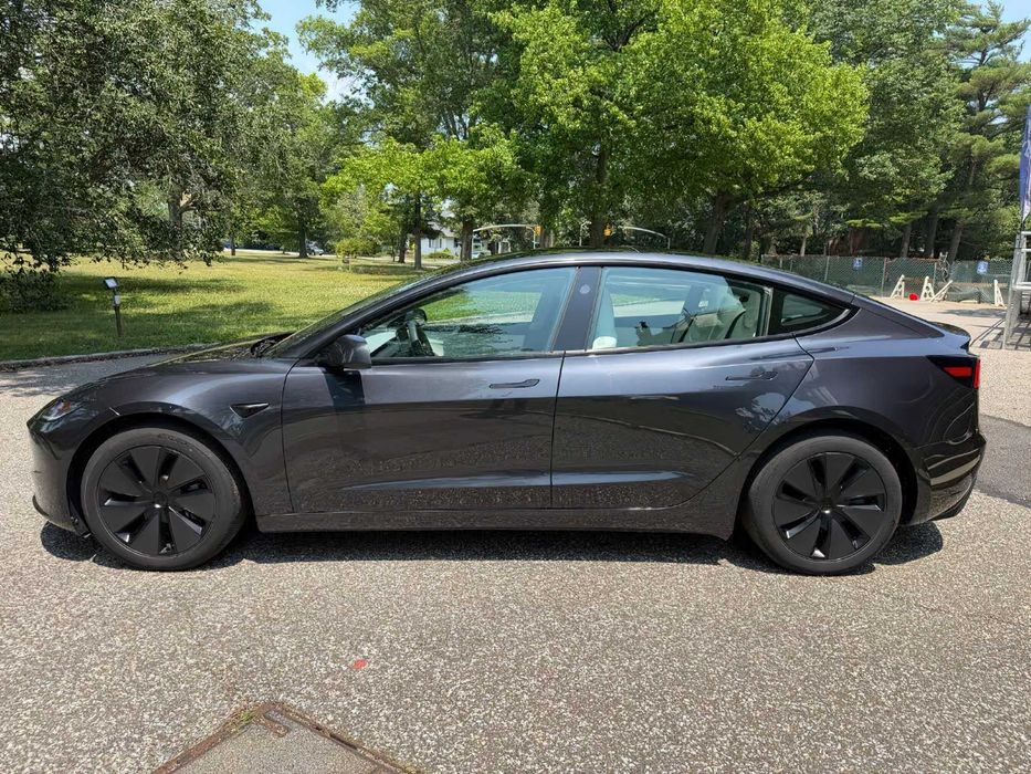 Tesla Model 3      2025