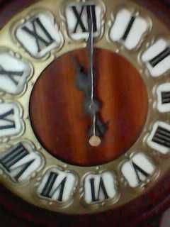 Настінний годинник радянських часів з барометром