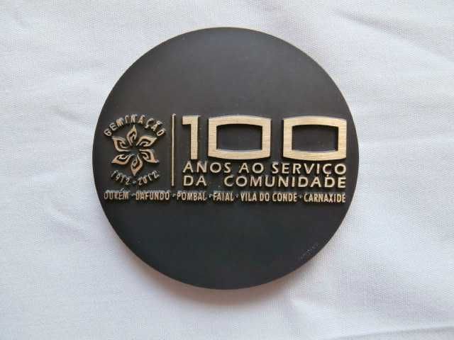 Várias medalhas de bombeiros