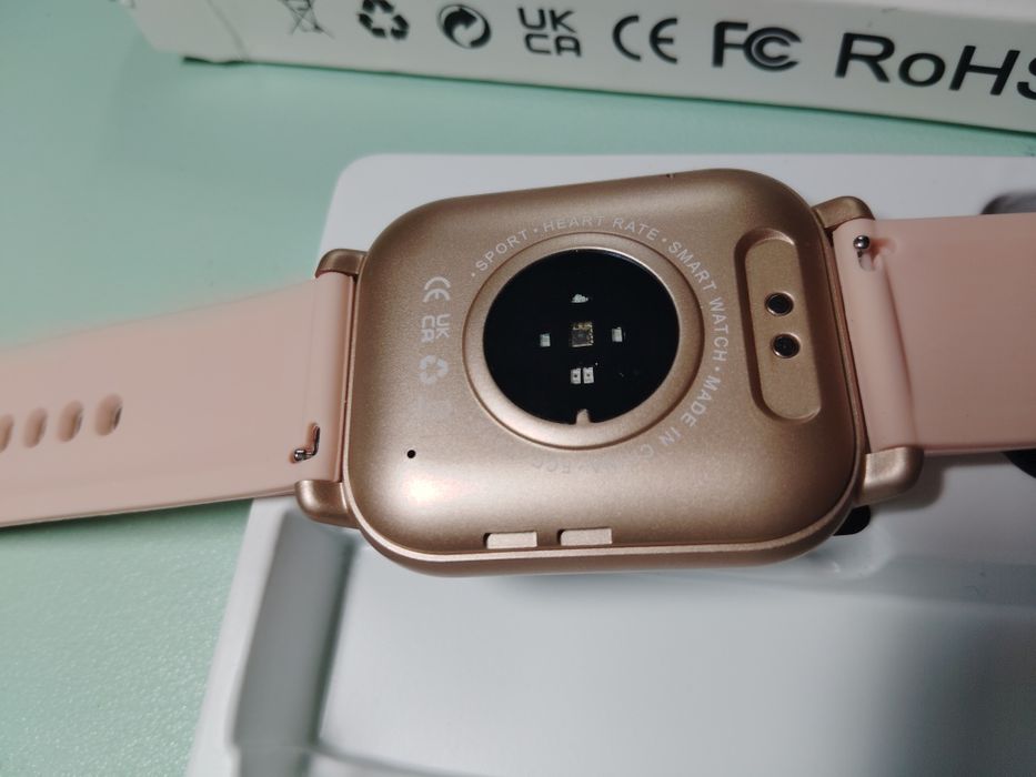 Złoty smartwatch różowy pasek