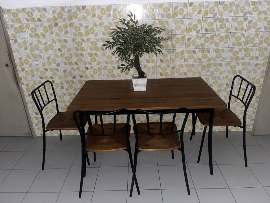 Mesa de cozinha com 4 cadeiras como nova