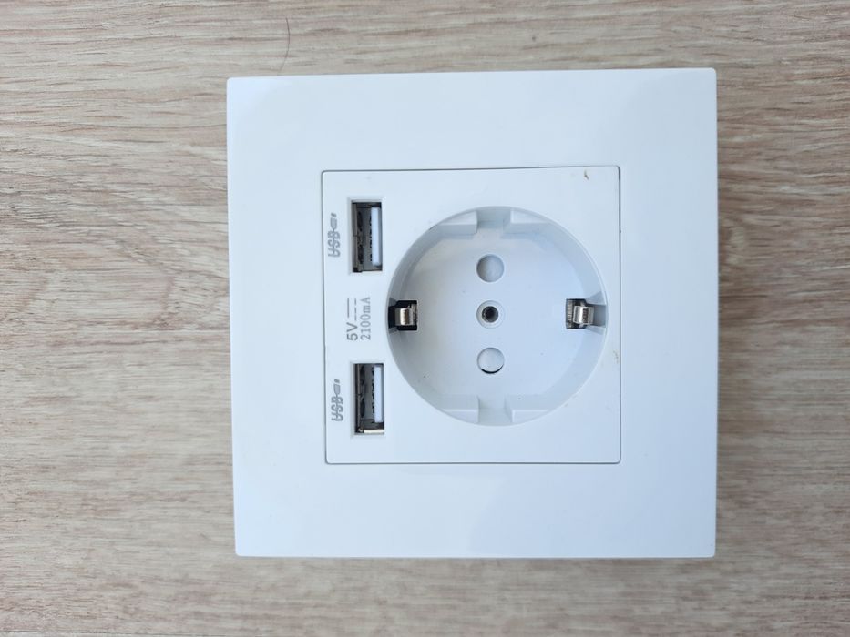 Розетка с двумя USB портами