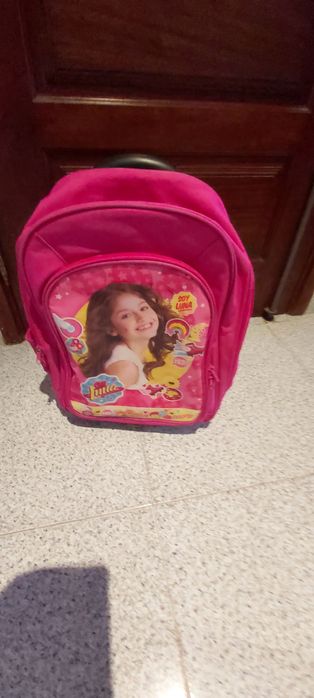 Mochila escolar para menina.